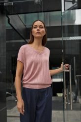 Sweter z krótkimi rękawami różowy. Czerwone swetry MOODO, l, bez wzorów, z wiskozy, bez ramiączek. Za 99.99 zł.