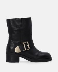 CZARNE BOTKI ZE ZŁOTĄ KLAMRĄ I001LEBLOBB107. Czarne botki Venezia, bez wzorów, ze skóry, bez obcasa, bez zapięcia. Za 559.00 zł.
