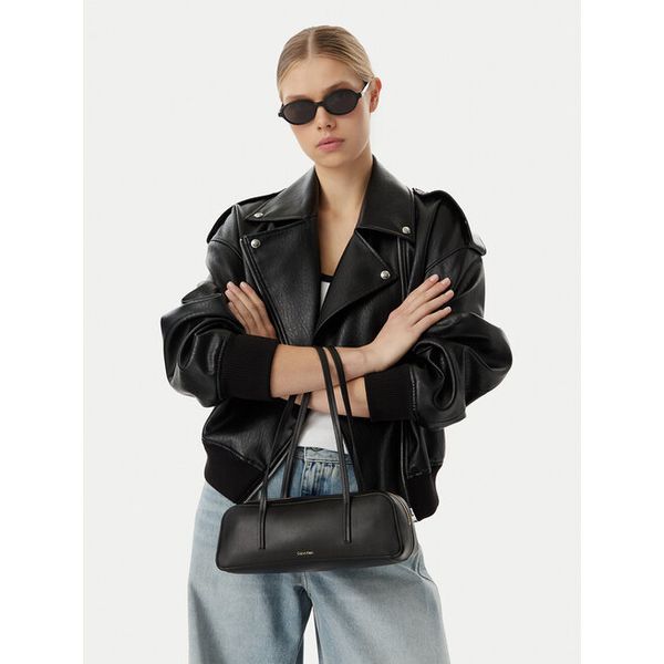 Torebka Calvin Klein. Czarne torebki klasyczne Calvin Klein, bez wzorów, klasyczne, bez dodatków. Za 489.99 zł.