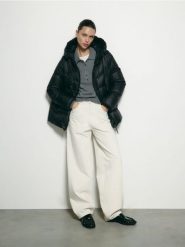 Puchowa kurtka z kapturem - czarny. Czarne kurtki Reserved, l, bez wzorów, z puchu, z kapturem. Za 459.99 zł.