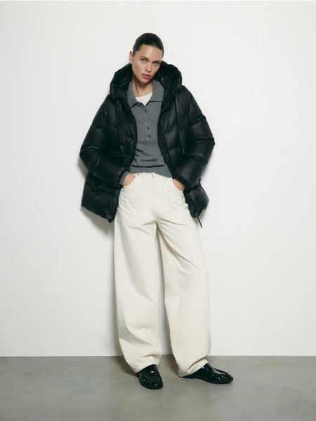 Puchowa kurtka z kapturem - czarny. Czarne kurtki Reserved, l, bez wzorów, z puchu, z kapturem. Za 459.99 zł.