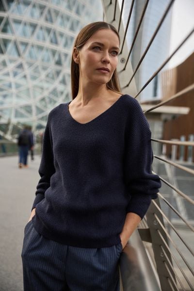 Sweter o prostym fasonie granatowy. Niebieskie swetry MOODO, l, bez wzorów, z poliamidu, bez ramiączek. Za 119.99 zł.