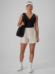 4F Spodenki casual z modalem damskie - kremowe M. Białe szorty sportowe 4f, bez wzorów, z materiału, trekkingowe. Za 129.99 zł.