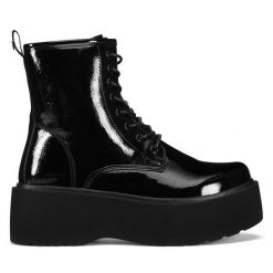 Botki DeeZee. Czarne botki DeeZee, bez wzorów, bez obcasa, na płaskiej podeszwie, bez zapięcia. Za 139.99 zł.