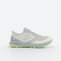 Buty do biegania w terenie damskie Kiprun TR2. Białe buty do biegania KIPRUN, bez wzorów, z kauczuku, bez zapięcia, do biegania. W wyprzedaży za 199.99 zł.
