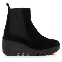 Botki Fly London. Czarne botki Fly London, bez wzorów, bez obcasa, na koturnie, bez zapięcia. Za 499.99 zł.