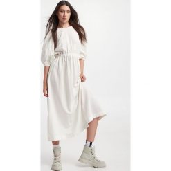 Sukienka Destiny NOTES DU NORD. Białe sukienki Notes du Nord, bez wzorów, z bawełny, bez kołnierzyka, bez ramiączek, midi. Za 889.00 zł.