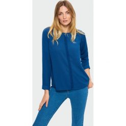 Granatowa bluzka z koronką. Bluzki Greenpoint, bez wzorów, z koronki, bez kołnierzyka, bez ramiączek. Za 44.99 zł.
