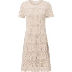 Sukienka dzianinowa w ażurowy wzór. Brązowe sukienki bonprix, w ażurowe wzory, z dzianiny, bez kołnierzyka, bez ramiączek. Za 139.99 zł.