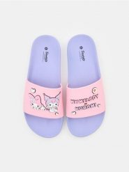 Klapki z aplikacjami 3D Hello Kitty - fioletowy. Fioletowe klapki Sinsay, z aplikacjami, bez obcasa, bez zapięcia. Za 35.99 zł.