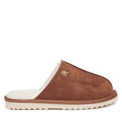 Kapcie Tommy Hilfiger. Brązowe kapcie Tommy Hilfiger, bez wzorów. Za 189.99 zł.