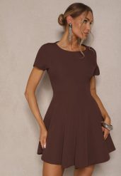 Brązowa Sukienka o Rozkloszowanym Kroju na Krótki Rękaw Zdobiona Przeszyciami Mepiza. Brązowe sukienki Renee, na spotkanie biznesowe, l, z aplikacjami, eleganckie, bez kołnierzyka, bez ramiączek, mini, rozkloszowane. W wyprzedaży za 75.99 zł.