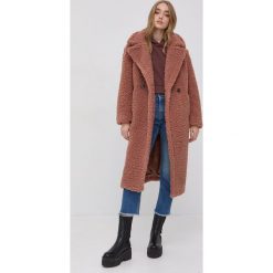 UGG Płaszcz damski kolor różowy przejściowy dwurzędowy. Czerwone płaszcze UGG, l, bez wzorów, bez kaptura. W wyprzedaży za 619.99 zł.