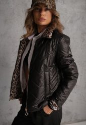 Czarna Pikowana Kurtka Dwustronna z Motywem Panterki i Naszywką Damike. Czarne kurtki Renee, na wiosnę, l, z aplikacjami, bez kaptura. Za 129.99 zł.