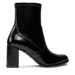 Botki Tamaris. Czarne botki Tamaris, bez wzorów, bez obcasa, na słupku, bez zapięcia. Za 199.99 zł.