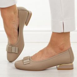 Beżowe skórzane czółenka damskie na obcasie M.Daszyński Ol37-2. Brązowe czółenka M.Daszyński, na jesień, z aplikacjami, z jeansu, biznesowe, z okrągłym noskiem, bez obcasa, na obcasie, bez zapięcia. W wyprzedaży za 197.10 zł.