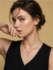 Naszyjnik z zawieszką w kształcie kokardy - wielobarwny. Naszyjniki Sinsay. Za 9.99 zł.