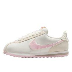 Buty do chodzenia dla dorosłych Nike Cortez Valentine's Day (2025). Białe buty treningowe Nike, bez wzorów, ze skóry, bez zapięcia, trekkingowe, Nike Cortez. Za 988.48 zł.