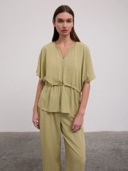 BGN Bluzka w kolorze khaki rozmiar: 38. Brązowe bluzki BGN, bez wzorów, z wiskozy, bez kołnierzyka, bez ramiączek. Za 61.60 zł.
