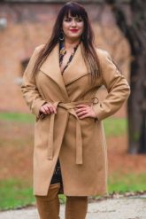 Płaszcz flauszowy trencz na podszewce KLARA z paskiem karmelowy. Płaszcze KARKO, na jesień, plus size, bez wzorów, z elastanu, eleganckie, bez kaptura. Za 258.50 zł.