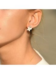 DIAMOND & CO Złote kolczyki-wkrętki "Enisa" z diamentami rozmiar: onesize. Białe kolczyki Diamond & Co, z diamentem, ceramiczne. Za 1,370.99 zł.