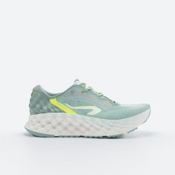 Buty do biegania damskie Kiprun KS900 2. Białe buty do biegania KIPRUN, bez wzorów, bez zapięcia, do biegania. W wyprzedaży za 299.99 zł.