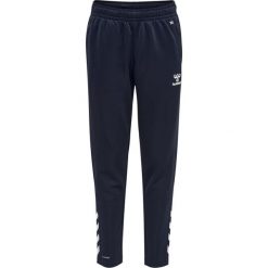 Dziecięce spodnie dresowe z poliestru Hummel Core Xk. Niebieskie szorty Hummel, bez wzorów, z dresówki, eleganckie. W wyprzedaży za 121.00 zł.