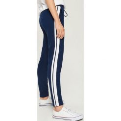 Spodnie dresowe z lampasami - Granatowy. Spodnie dresowe marki bonprix. Za 49.99 zł.