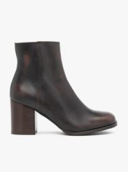 Brązowe botki ze skóry licowej. Brązowe botki Ryłko, bez wzorów, ze skóry, eleganckie, przed kolano, bez obcasa, na obcasie, bez zapięcia. Za 529.99 zł.