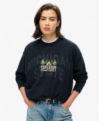 Superdry Bluza damska Travel Souvenir Loose Crew 100% bawełna – ECLIPSE NAVY. Niebieskie bluzy bez kaptura Superdry, uniwersalny, bez wzorów, z bawełny, bez kaptura. Za 259.90 zł.