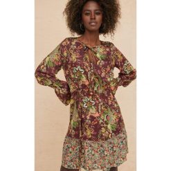 Sukienka Priszilla BS Boho Chic. Czerwone sukienki blue shadow, na co dzień, s, bez wzorów, z materiału, boho, bez kołnierzyka, bez ramiączek, proste. Za 339.90 zł.