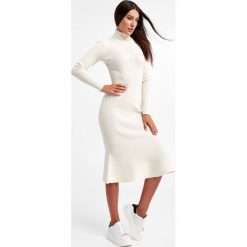 Sukienka TWINSET U&B. Żółte sukienki Twinset U&B, na co dzień, xs, bez wzorów, bez kołnierzyka, bez ramiączek, midi, dopasowane. W wyprzedaży za 783.20 zł.