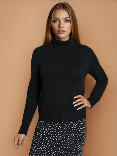 Golf w stylu basic - czarny. Czarne swetry Sinsay, l, bez wzorów, bez ramiączek. Za 49.99 zł.