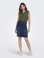 ONLY Top "Jette" w kolorze khaki rozmiar: 34. Brązowe topy ONLY, bez wzorów, z wiskozy, bez kołnierzyka, bez ramiączek. Za 41.49 zł.