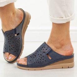 Granatowe klapki damskie na koturnie Vinceza 85214. Niebieskie klapki VINCEZA, bez wzorów, z jeansu, casualowe, bez obcasa, na koturnie, bez zapięcia. Za 139.00 zł.