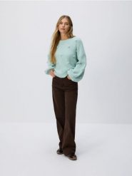 Sweter z ozdobnymi aplikacjami - jasnoturkusowy. Niebieskie swetry Reserved, l, z aplikacjami, z dzianiny, bez ramiączek. Za 139.99 zł.
