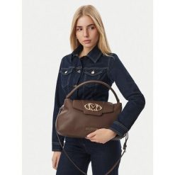 Torebka LOVE MOSCHINO. Brązowe torebki klasyczne Love Moschino, bez wzorów, klasyczne, bez dodatków. Za 949.99 zł.