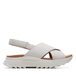 Sandały Clarks. Brązowe sandały Clarks, bez wzorów, bez obcasa, na płaskiej podeszwie, bez zapięcia. Za 399.99 zł.