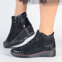 Czarne skórzane botki damskie na koturnie zimowe Filippo Dbt3179/25. Czarne botki Filippo, bez wzorów, z polaru, eleganckie, z okrągłym noskiem, bez obcasa, na koturnie, bez zapięcia. W wyprzedaży za 245.65 zł.