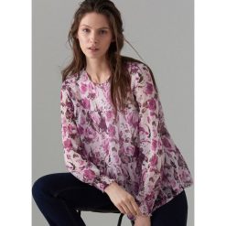 Trapezowa bluzka w kwiaty - Różowy. Bluzki marki Mohito. Za 59.99 zł.