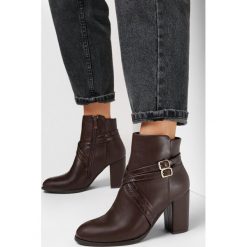 Brązowe Botki Shoku. Brązowe botki Born2be, z aplikacjami, ze skóry ekologicznej, eleganckie, bez obcasa, na obcasie, bez zapięcia. W wyprzedaży za 132.99 zł.