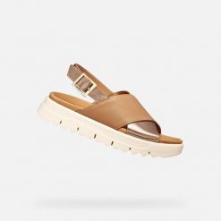 Sandały damskie Geox Xans 2.1. Brązowe sandały Geox, bez wzorów, z materiału, eleganckie, bez obcasa, na platformie, bez zapięcia. Za 469.85 zł.