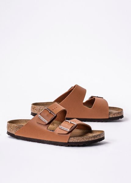 Birkenstock Arizona BF Klapki damskie brązowe. Brązowe klapki Birkenstock, bez wzorów, z materiału, klasyczne, bez obcasa, bez zapięcia. Za 299.99 zł.