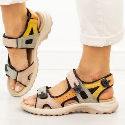 Czarno pom. skórzane sandały damskie Unisoft 18-56. Czarne sandały Unisoft, bez wzorów, z materiału, casualowe, bez obcasa, na płaskiej podeszwie, bez zapięcia. Za 219.00 zł.