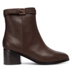 Botki Tommy Hilfiger. Brązowe botki Tommy Hilfiger, bez wzorów, bez obcasa, na słupku, bez zapięcia. Za 599.99 zł.