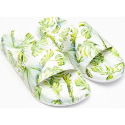 Wzorzyste klapki - Biały. Klapki marki Cropp. Za 59.99 zł.