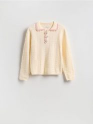 Sweter z ozdobnym kołnierzem - kremowy. Białe swetry Reserved, l, bez wzorów, z dzianiny, bez ramiączek. Za 139.99 zł.