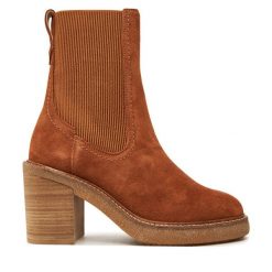 Botki Clarks. Brązowe botki Clarks, bez wzorów, bez obcasa, na słupku, bez zapięcia. Za 629.99 zł.