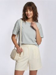 Bawełniana bluzka z haftem - kremowy. Białe bluzki Sinsay, l, bez wzorów, z bawełny, bez kołnierzyka, bez ramiączek. Za 25.99 zł.