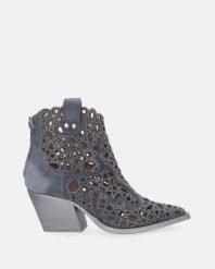 AŻUROWE BOTKI W KOLORZE NIEBIESKIM M702M17 CAM DENI. Niebieskie botki Venezia, w ażurowe wzory, z denimu, bez obcasa, bez zapięcia. Za 989.00 zł.